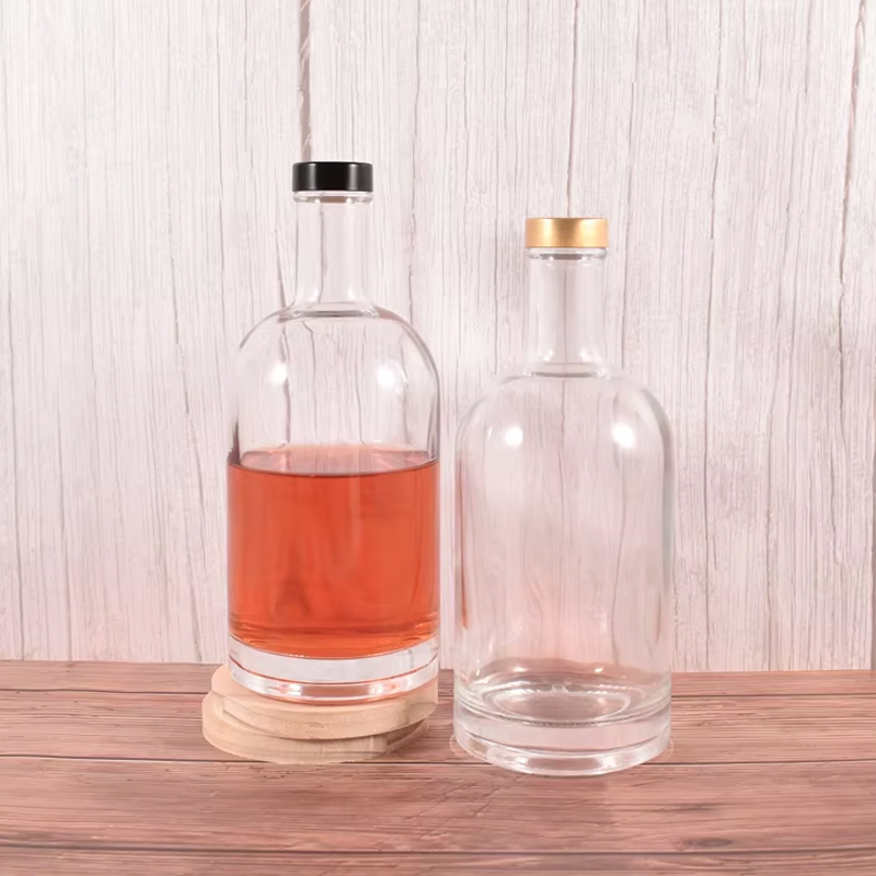 Необычные стеклянные бутылки для водки емкостью 750 мл 