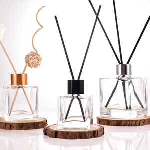 Бутылка диффузора из квадратного тростникового стекла с ротангом