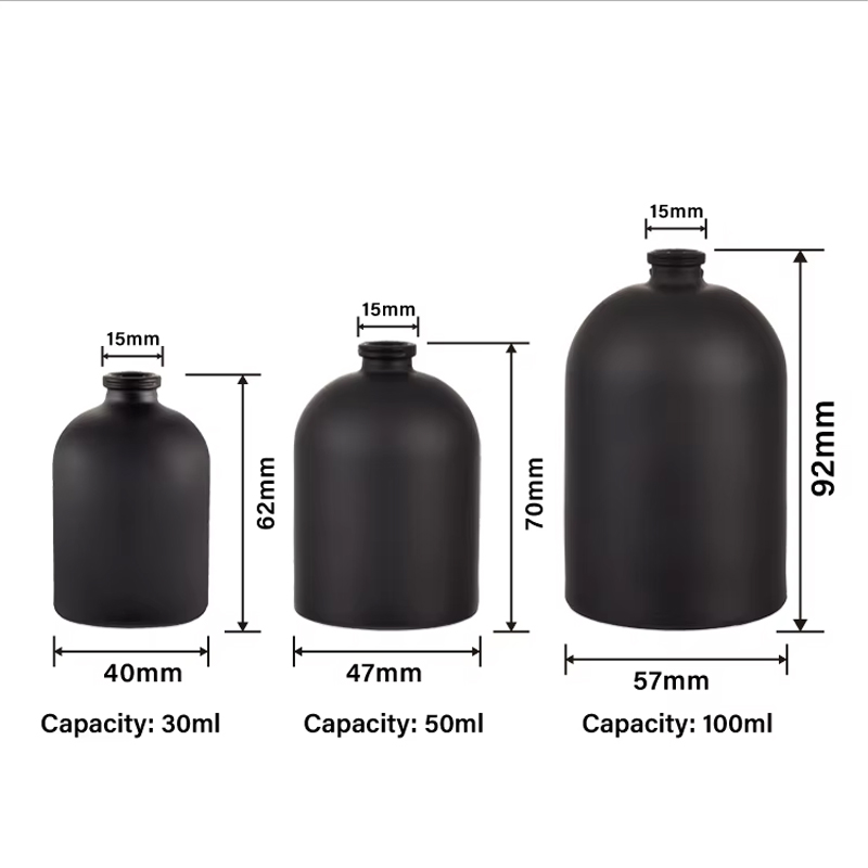 Черный стеклянный флакон духов с металлической крышкой