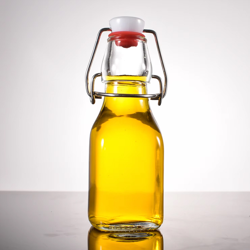 Прозрачные стеклянные бутылки с откидной крышкой емкостью 120 мл