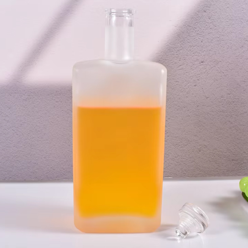 Изготовленная на заказ квадратная прозрачная бутылка для ликера из матового стекла со стеклянной крышкой